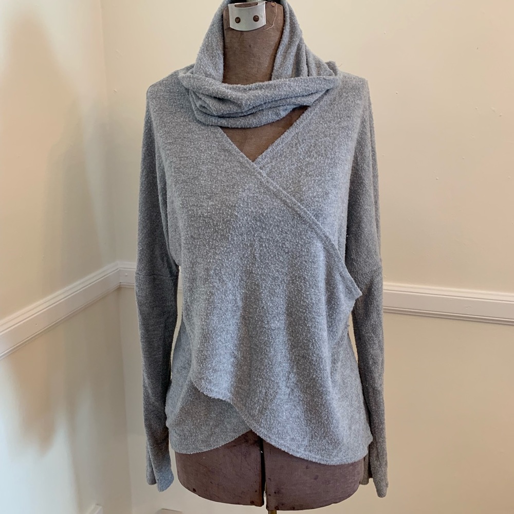 Gray Criss Cross Yoga Sweater Size L